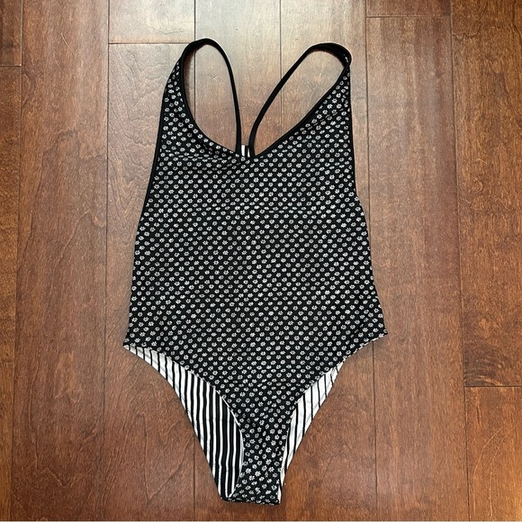 Volcom Reversible Striped Black and White Women’s One Piece, Size XS - Picture 3 of 16